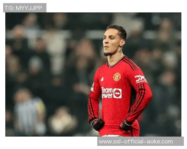 桑乔社媒祝贺安东尼进球，后者开玩笑：这还是我右脚进的👀